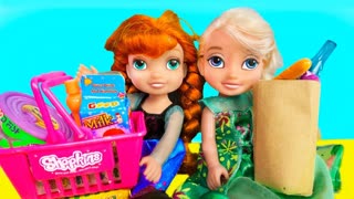 Barbie doll and Elsa, Anna toddlers in the Supermarket! Magic Portal