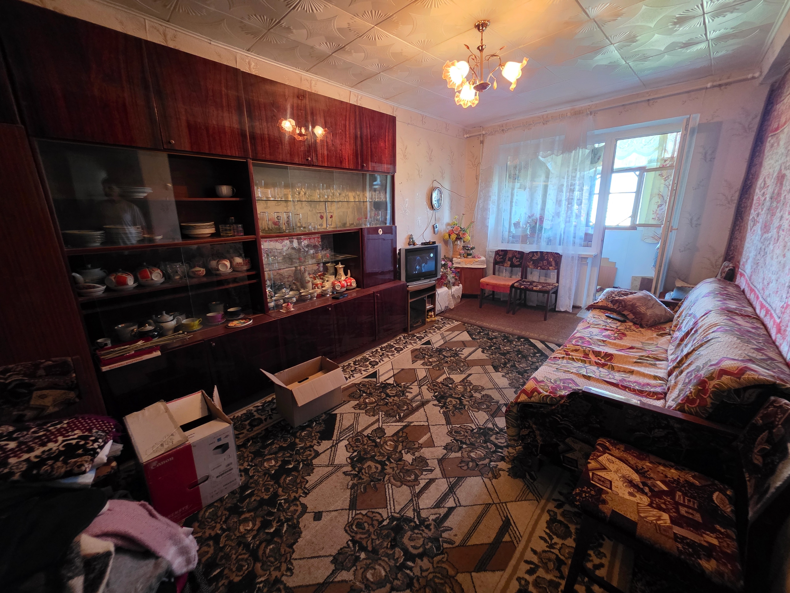 3 комнатная 70м2 кв. Солнечный, Жовтневый р-н г. Луганск Продам 3-х комн. кв. на 8эт/9ти этажного дома кв. Солнечный (р-н детской стоматологии), г. Луганск. - Общая - 70м2, жилая- 46.9м2, комнаты (19.2, 10.7, 17)- зал проходной, а спальни отдельные, кухня - 7м2. - С/у раздельный. - Окна м/п, пластиковая разво...