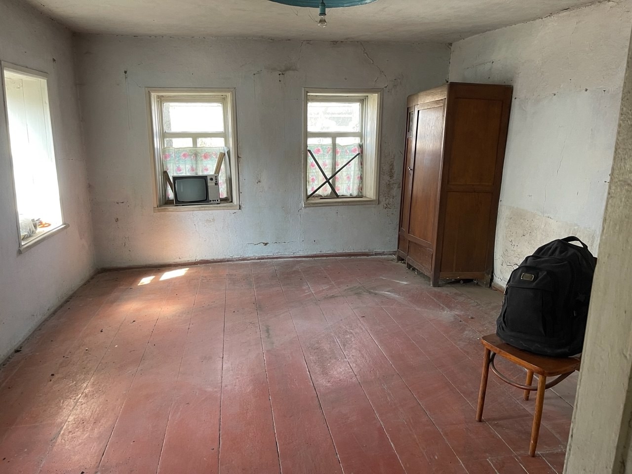 🏠 Павловка 💰 Продается шлакоблочный (в два шлакоблока) дом площадью 60 кв. м. – под ремонт! ✨ 🔥 Отопление печное (но газовая труба идет по улице – есть потенциал!). 🪵 Крепкие хорошие полы, окна – деревянные, входная дверь – деревянная, обитая железом. 🏡 Крыша – черепица. 💧 Вода централизованная – идет постоян...