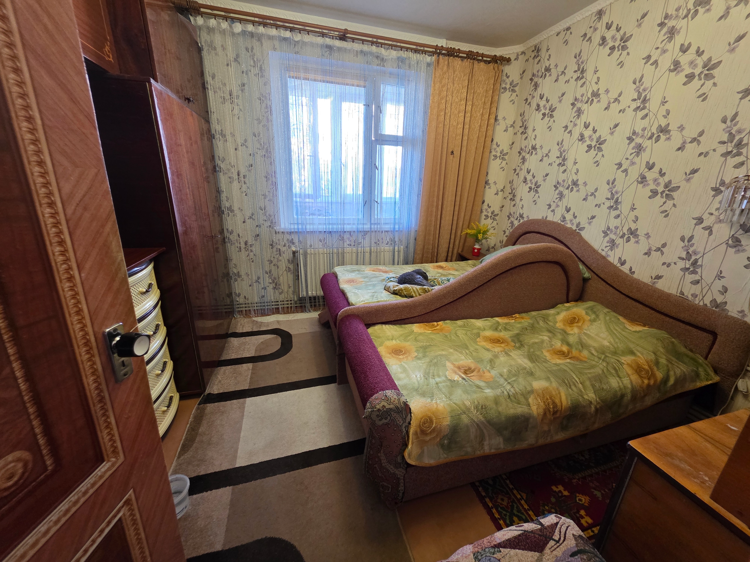 3 комнатная 75м2 4/9эт кв. Ольховский (возле Спортфактора), Артемовский рн, Луганск ✅Квартира в отличном жилом состоянии; ✅Окна - м/пластик; ✅Балкон и лоджия застеклены - м/п; ✅Кухня - 9м2 со встроенной кухонной мебелью; ✅Автономное отопление - двухконтурный котел; ✅Три изолированные комнаты; ✅Санузел раздель...