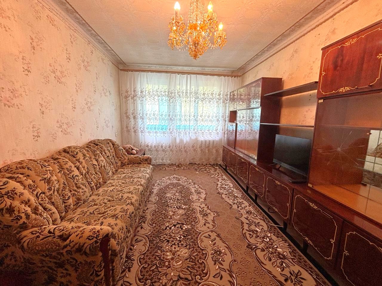 Продам 2-комн. кв. Ватутина, 3/5 эт., квартира с АВТОНОМНЫМ ОТОПЛЕНИЕМ, не угловая, комнаты изолированные, разводка пластик, окна мет/пластиковые, санузел раздельный, бойлер, балкон застеклен, хорошее жилое состояние, мебель остается. Хорошее месторасположение, рядом школа, парк, рынок, магазины, университет....