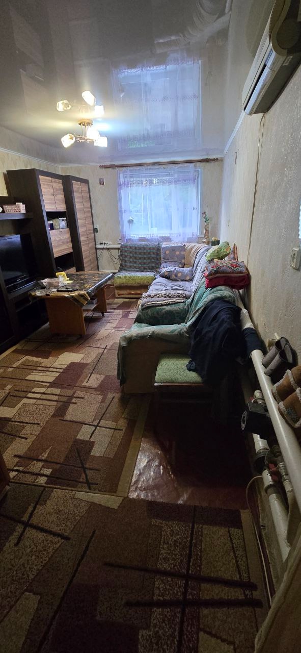 Продам дом 75м2 в районе 50-й школы (ул. Брестская). Дом из мергеля обложен кирпичом, высокий фундамент. Новая крыша. Высота потолка 3м. В доме 4 комнаты, две изолированные. Частично м/п окна. Санузел совмещен, новый унитаз, поменяна на пластик вся канализационная система. Кухня 8м2, газовая колонка. Комнаты ...