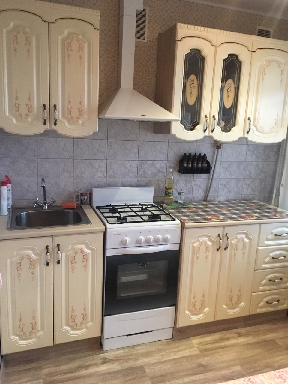 Сдам 1 комнатную квартиру от собственника в Ханженково, мкрн Первомайский, остановка "Космос", просмотр через агентство. Вся мебель и техника, что на фото остаются в квартире, вода идет по графику, напор хороший, рядом развитая инфраструктура, много магазинов, остановка общественного транспорта. Сда...