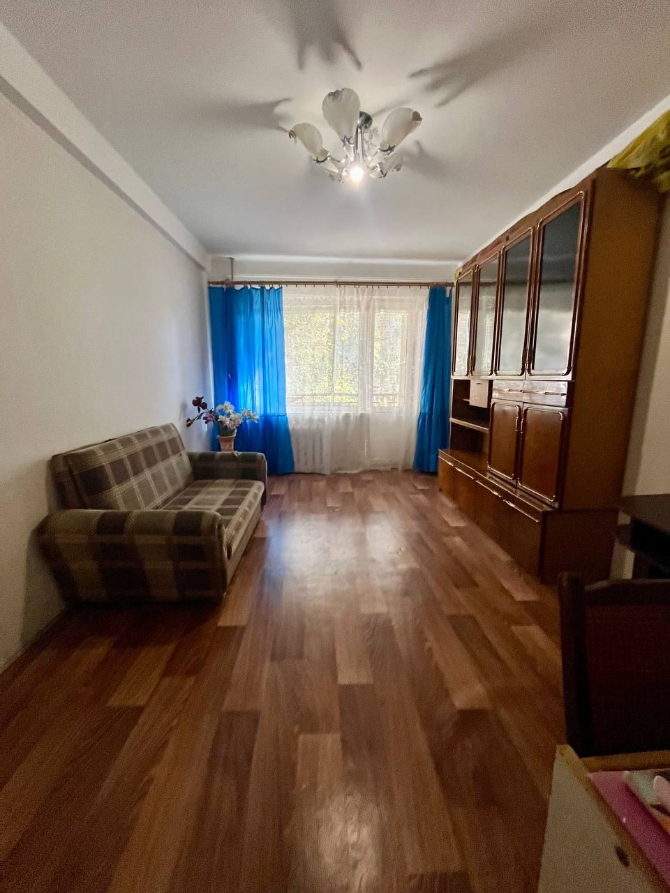 Продам 2-кк на кВ. Левченко. 3 этаж 5-го дома. Общая площадь 47м2. Окна м/п. Отопление поменяно, централизованное. Разводка эко пластик. Санузел совмещен , выложен кафелем, стоит новый душевой бокс с ванной. В квартире жилое состояние , заходи и живи . Продается с мебелью. Отличное месторасположение . Рядом ш...