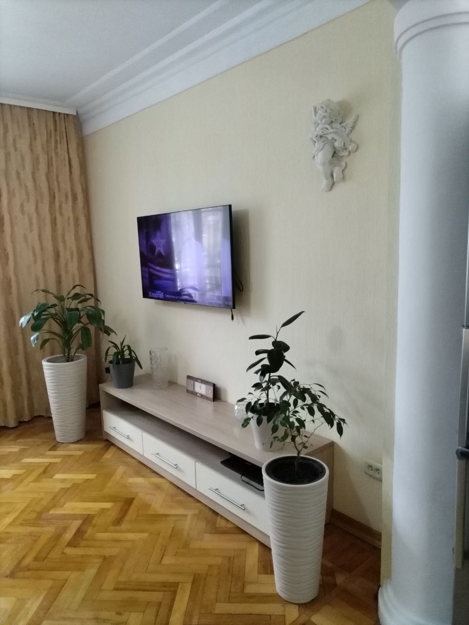 Продаётся с хорошим ремонтом 2-х комнатная квартира на пр. Ленина, в доме бывшего магазина "Жемчуг ". В шаговой доступности школы, садик, магазины, кафе, остановки общественного транспорта. Цена 4450000 руб. Т. +79595743758...